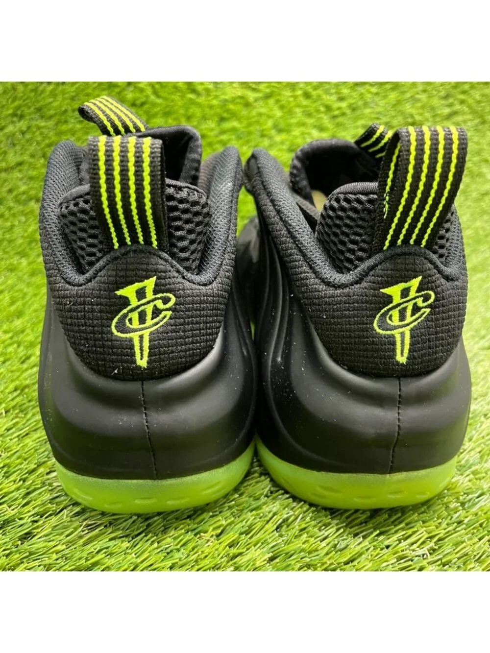 Nike Air Foamposite One Mens Size 10 Black Volt Athletic Running Shoes Sneakers